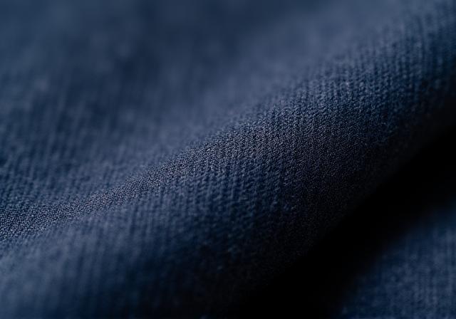 Dettaglio tessuto sartoriale in lana pettinata